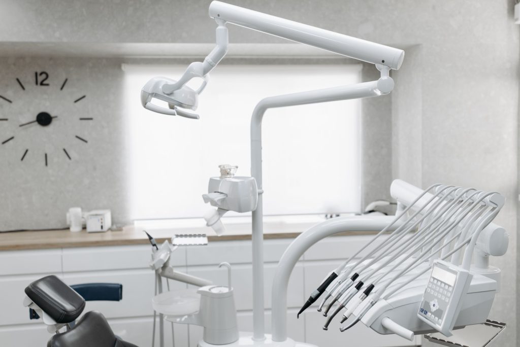 Freundliches Praxisteam im Gespraech mit einer Patientin