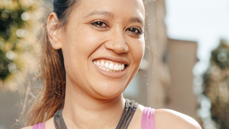Patientin mit gesundem, strahlendem Laecheln