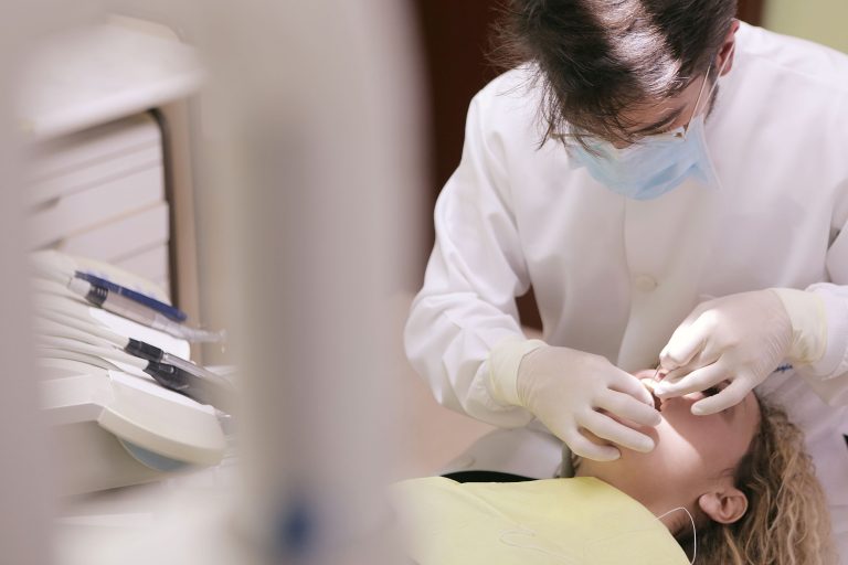 Professionelle Zahnreinigung und Prophylaxe beim Zahnarzt